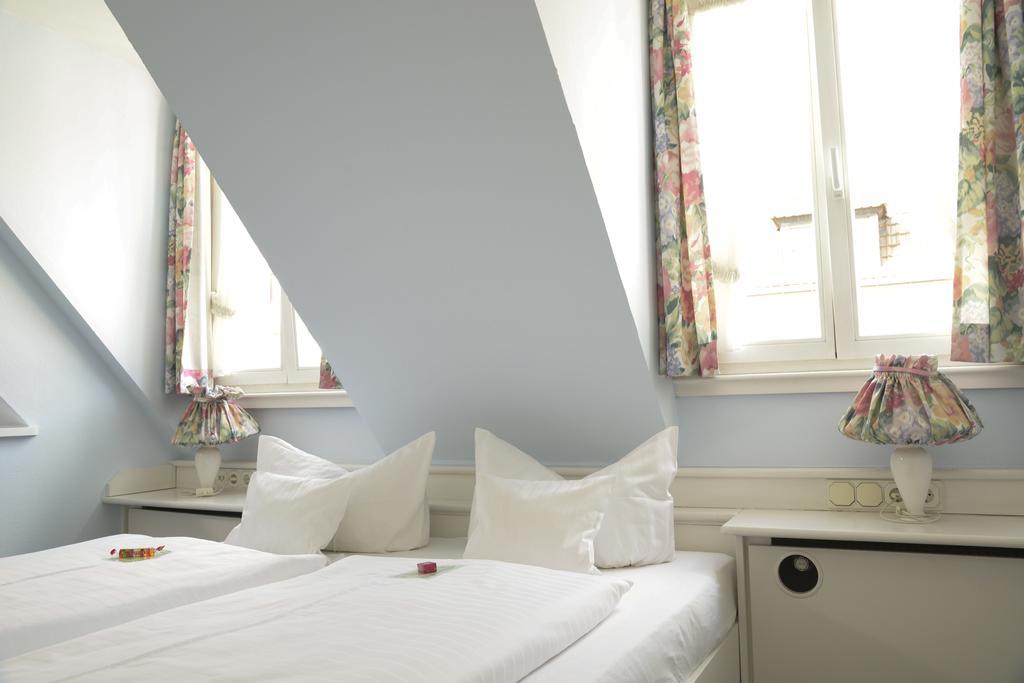 Hotel Till Eulenspiegel - Nichtrauchhotel - Garni Würzburg Buitenkant foto