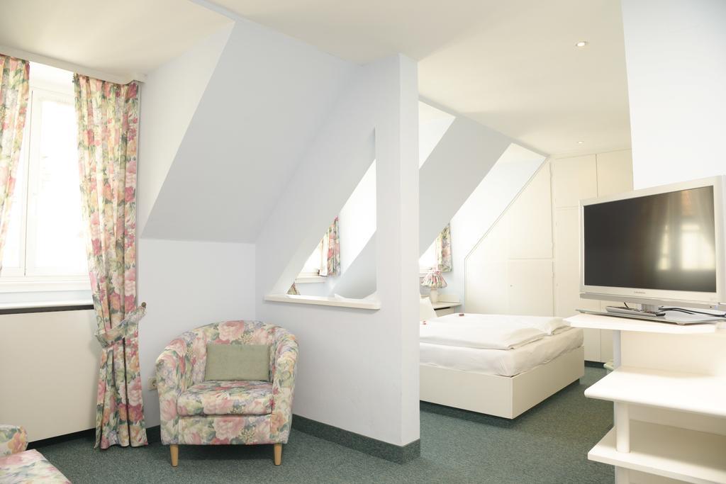 Hotel Till Eulenspiegel - Nichtrauchhotel - Garni Würzburg Buitenkant foto